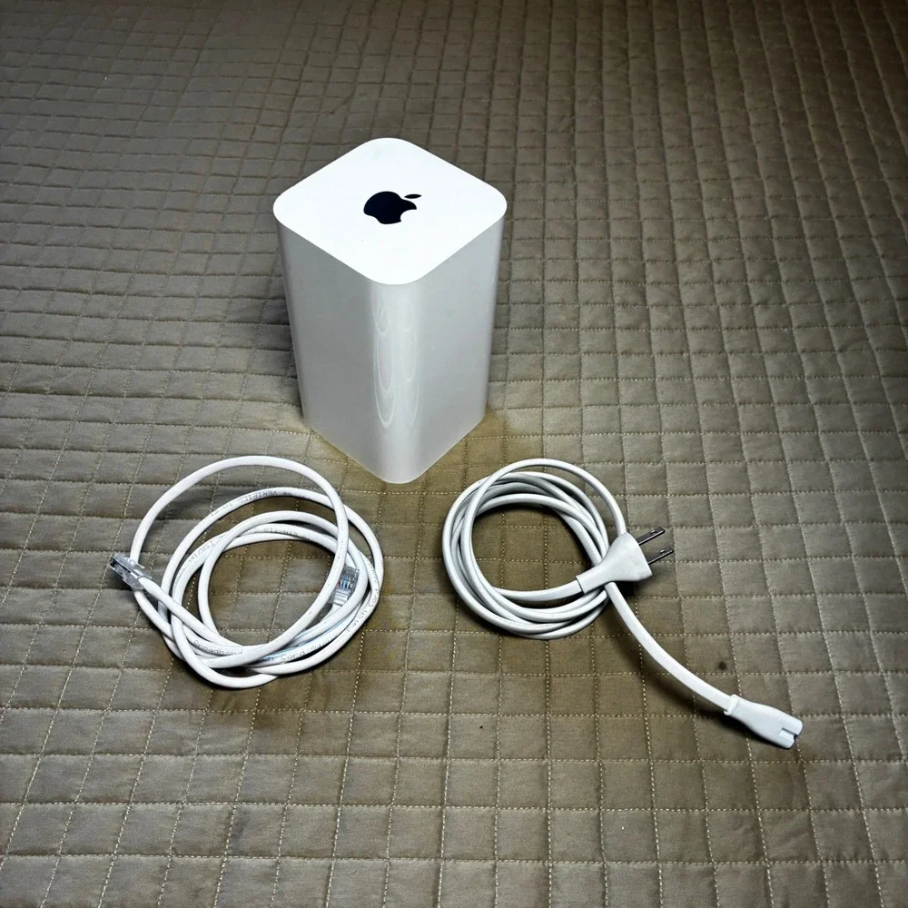 Apple AirPort Extreme Base Station A1521 802.11ac Dual-Band Wi-Fi Router White